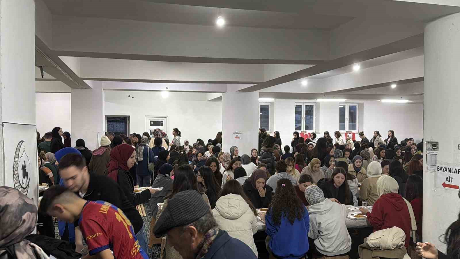 Düzce’de cami cemaati öğrencilere iftar veriyor
