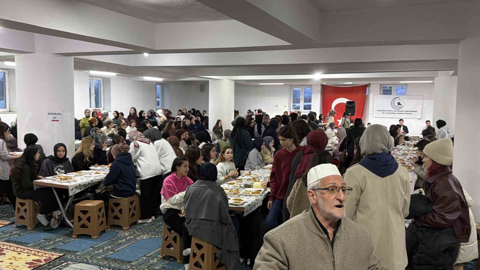 Düzce’de cami cemaati öğrencilere iftar veriyor
