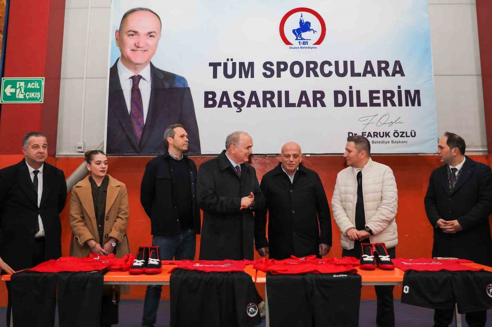 Düzce’de güreşçilere spor malzemeleri dağıtıldı
