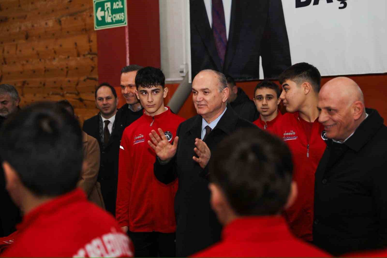 Düzce’de güreşçilere spor malzemeleri dağıtıldı
