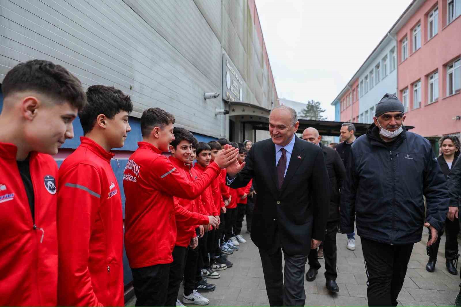 Düzce’de güreşçilere spor malzemeleri dağıtıldı
