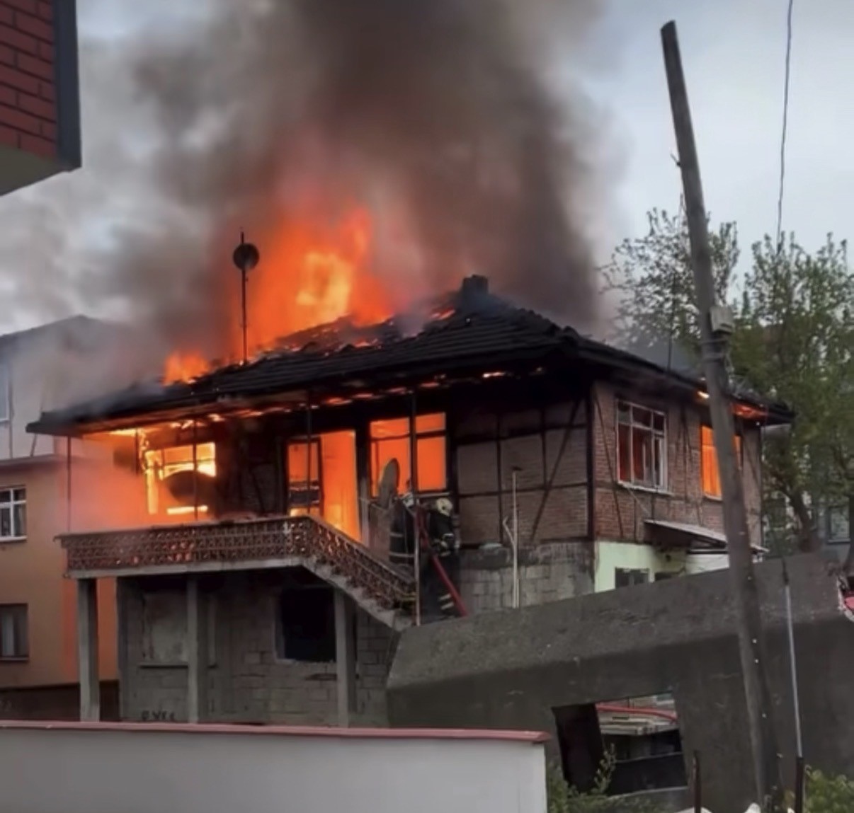 Düzce’de iki katlı ev alev topuna döndü
