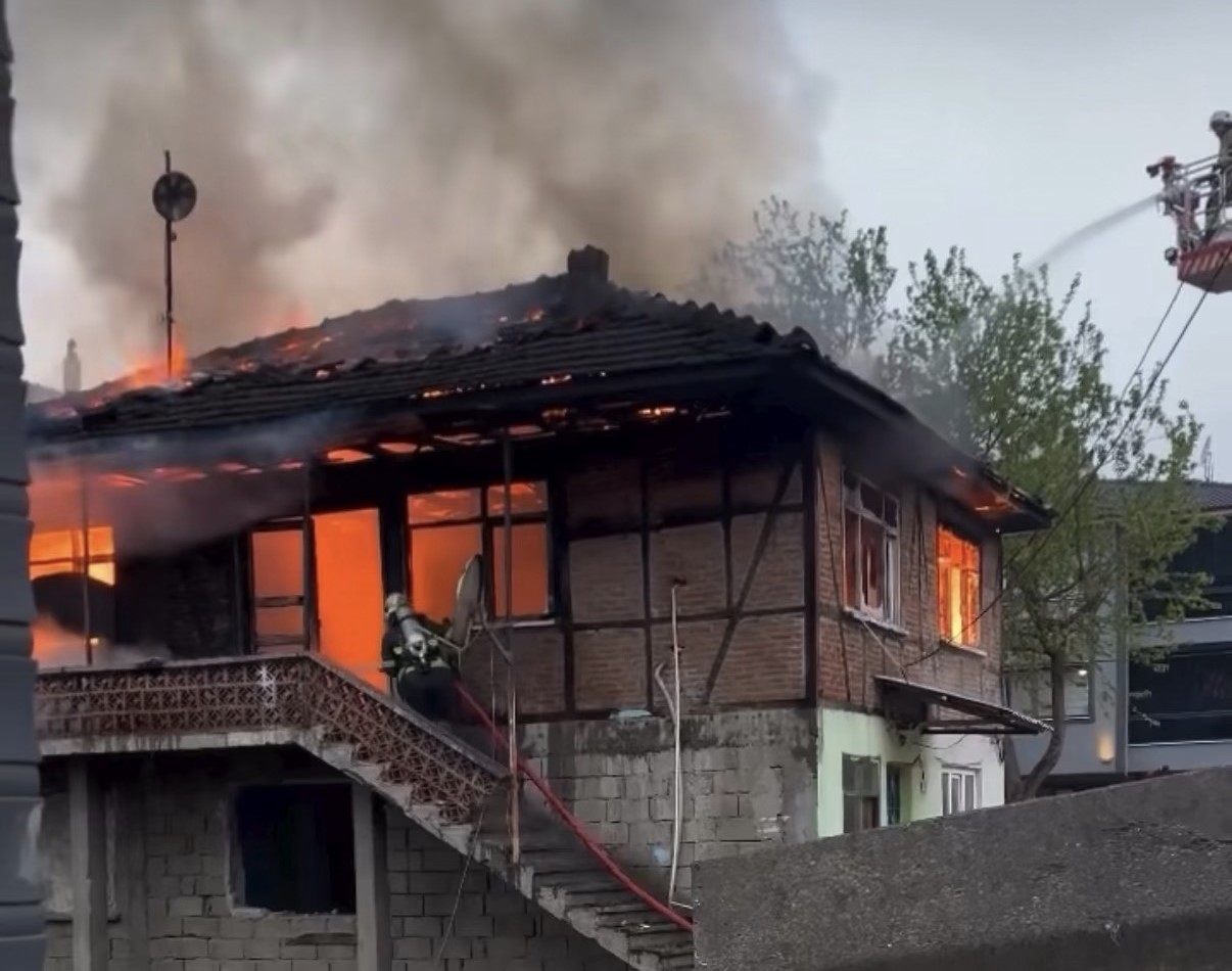 Düzce’de iki katlı ev alev topuna döndü
