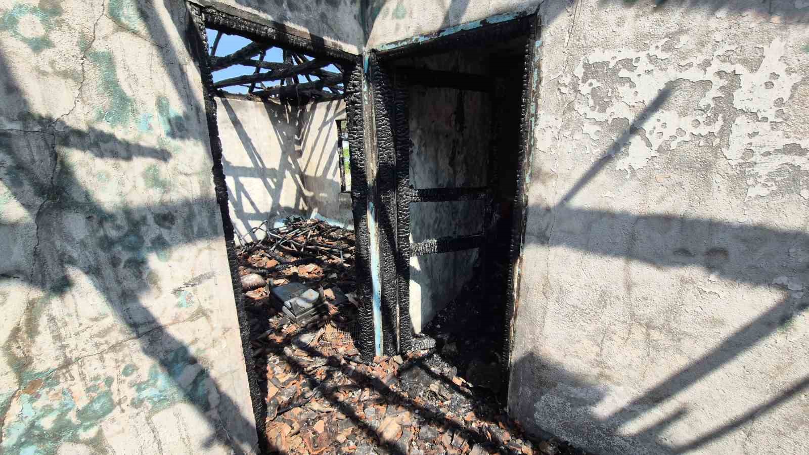 Düzce’de iki katlı ev alev topuna döndü
