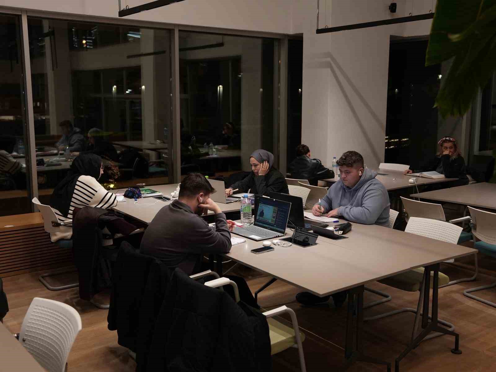 Düzce’de ilk sahurda gençler yalnız bırakılmadı
