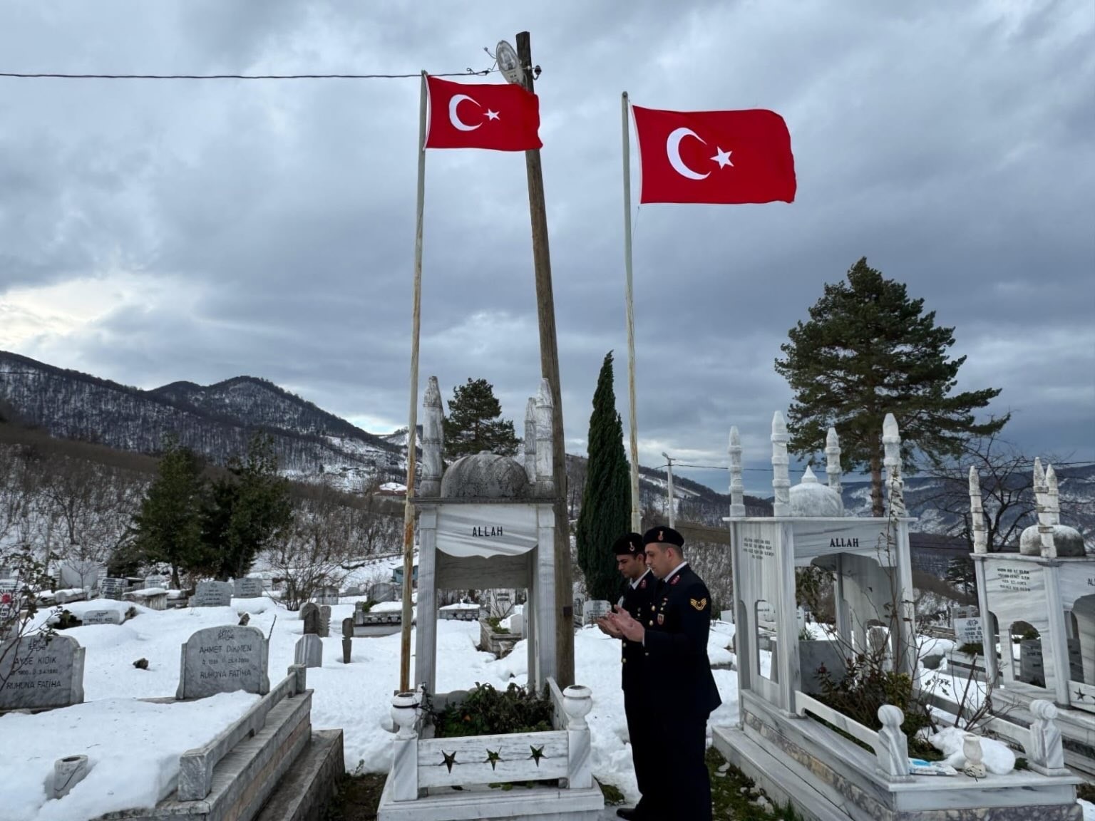 Düzce’de jandarma personeli şehitleri kabirleri başında andı
