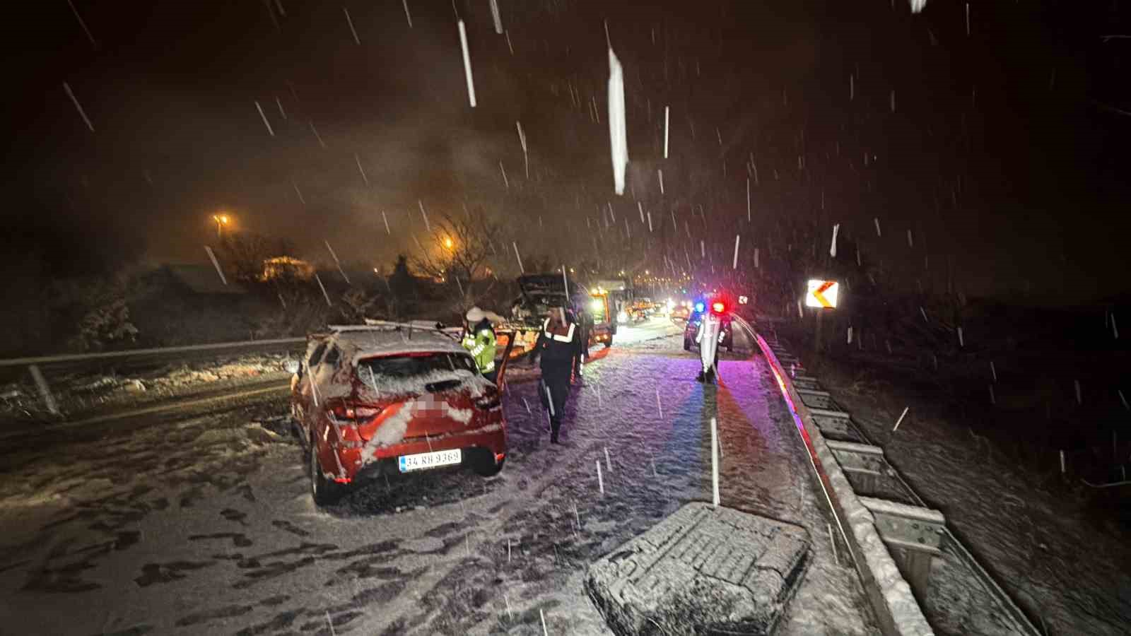 Düzce’de kafa kafaya çarpışan araçlar hurdaya döndü: 7 yaralı
