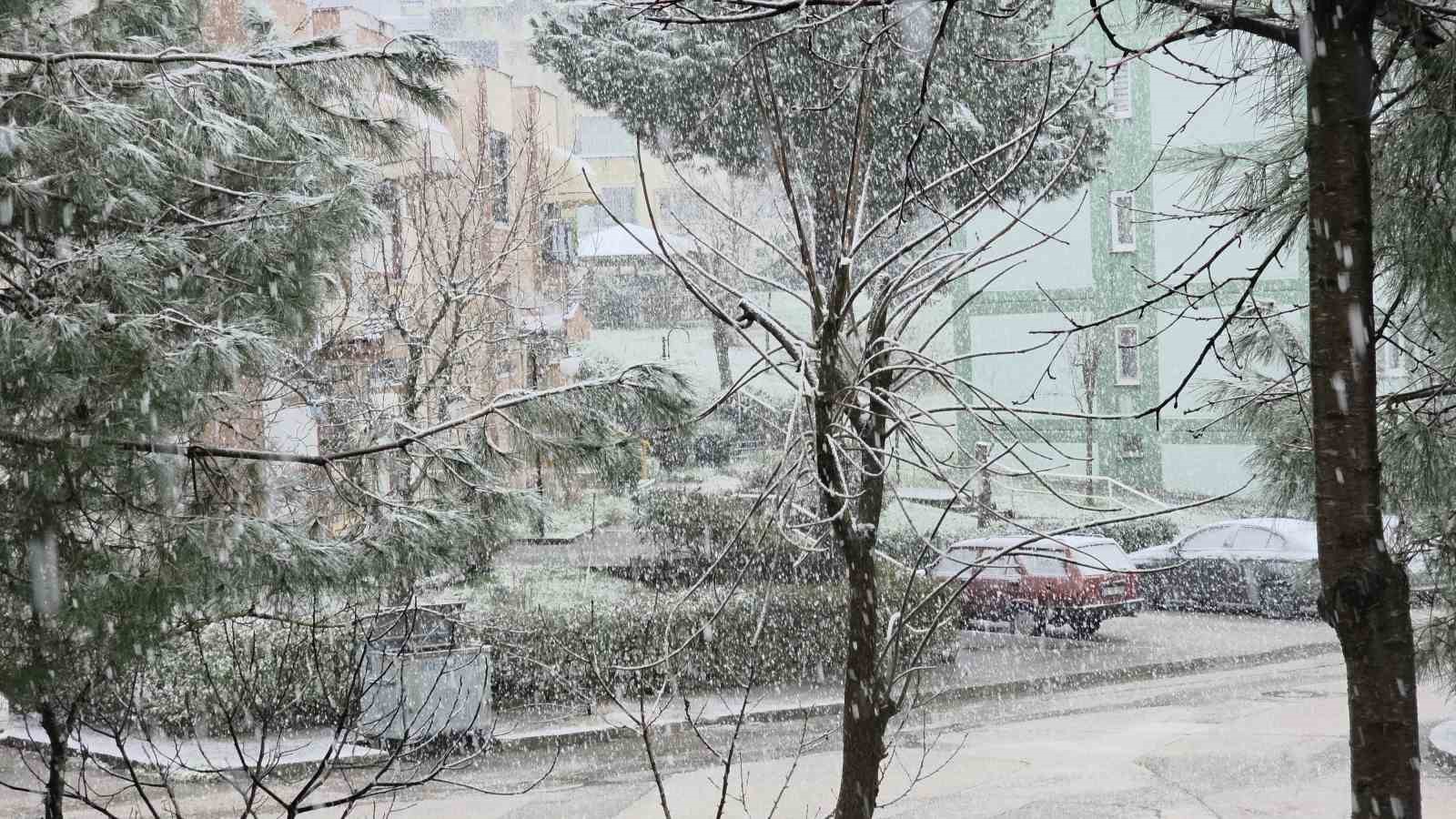 Düzce’de kar yağışı etkili oluyor
