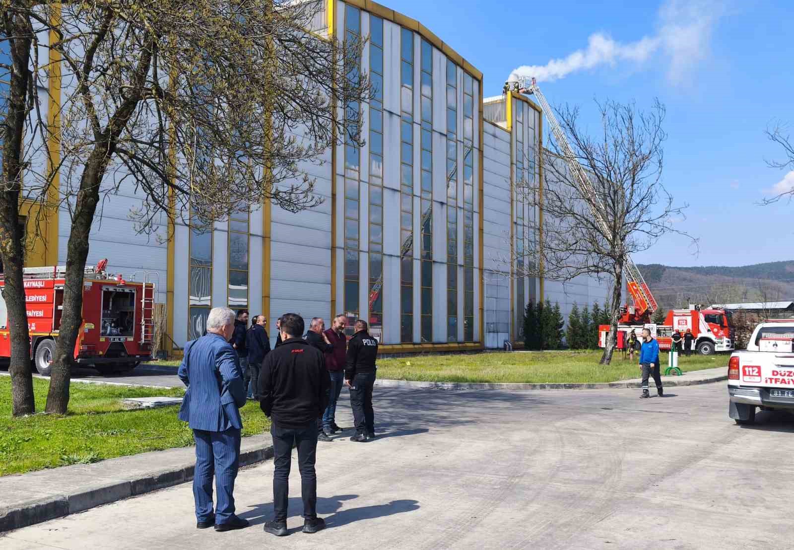 Düzce’de kauçuk fabrikasında baca yangını

