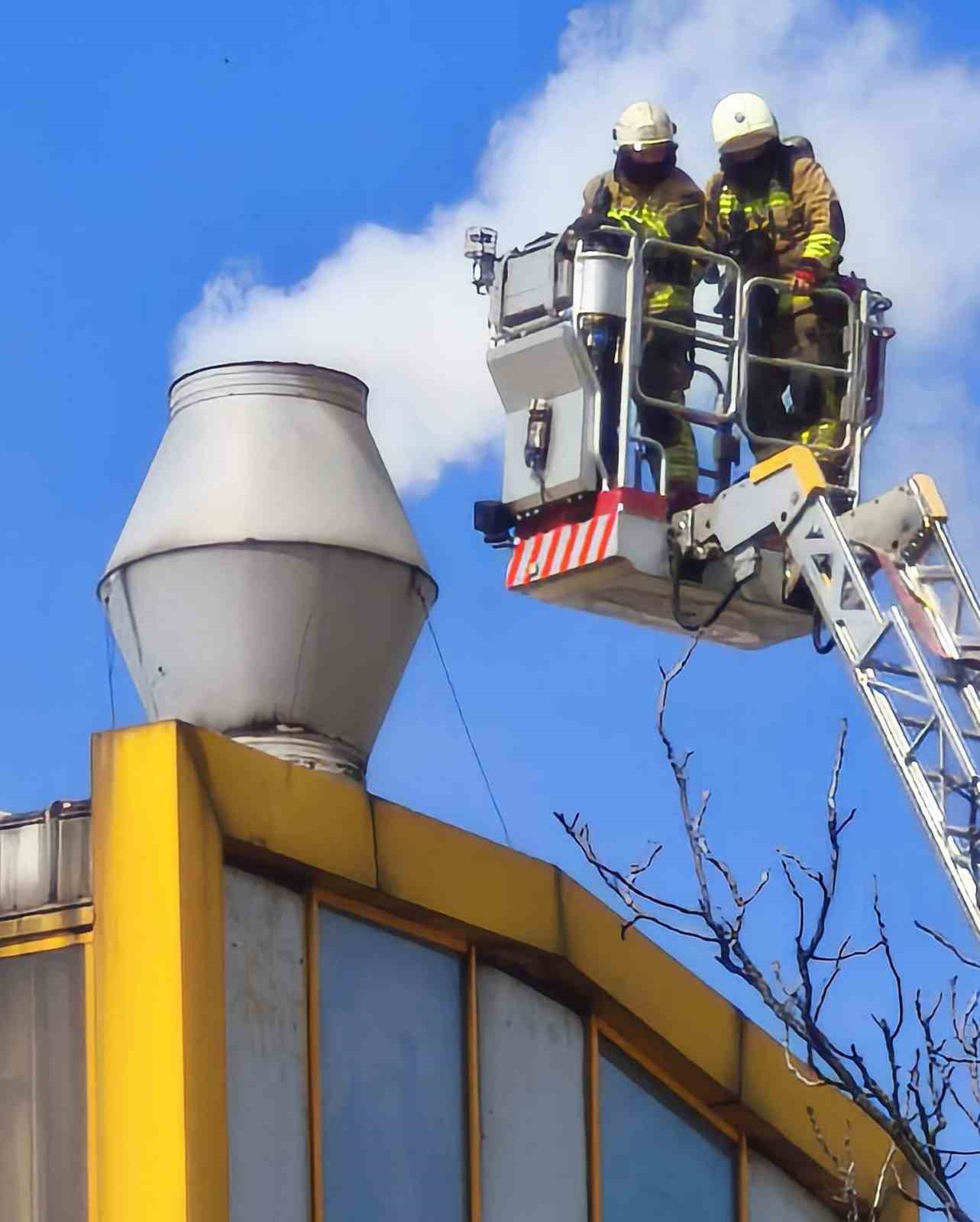 Düzce’de kauçuk fabrikasında baca yangını

