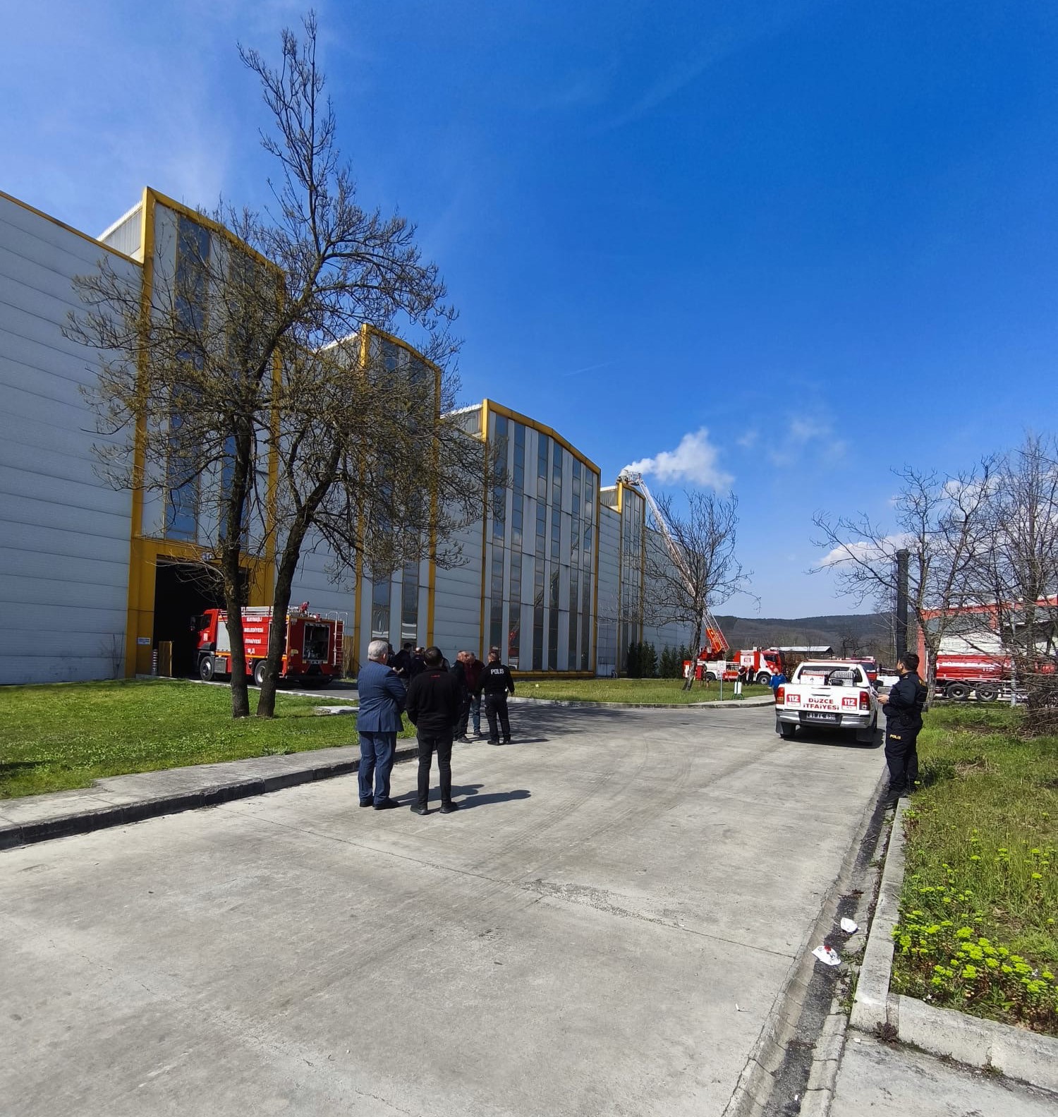Düzce’de kauçuk fabrikasında baca yangını
