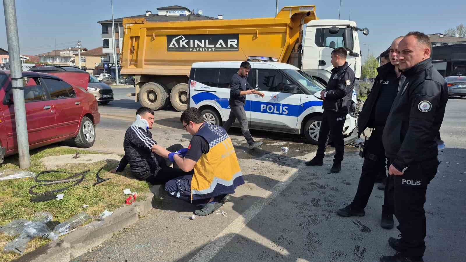 Düzce’de kavşakta otomobiller çarpıştı: 6 yaralı
