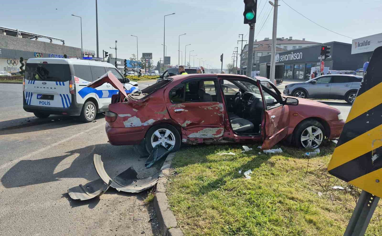 Düzce’de kavşakta otomobiller çarpıştı: 6 yaralı
