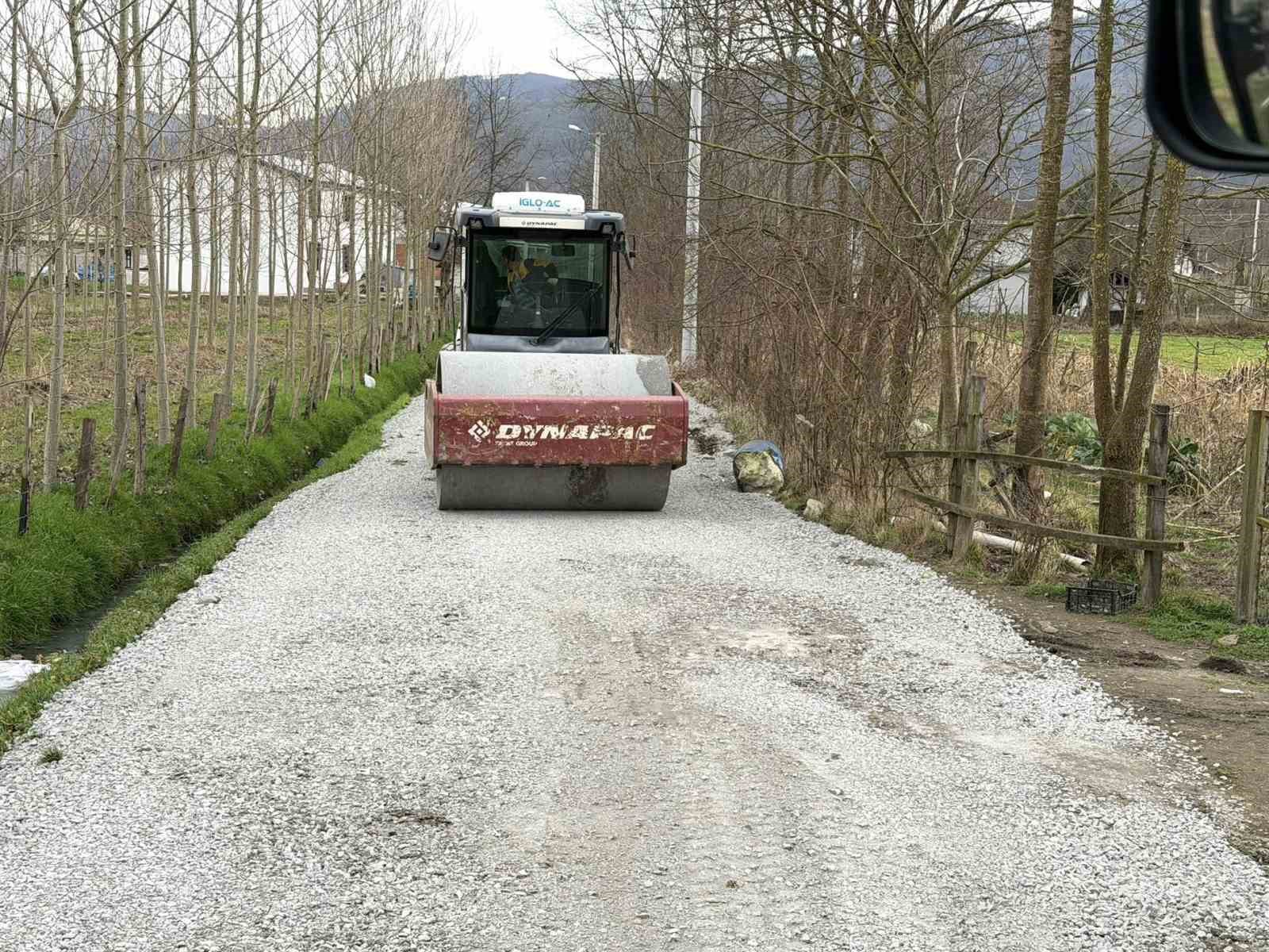 Düzce’de köy yollarında bakım çalışmaları sürüyor
