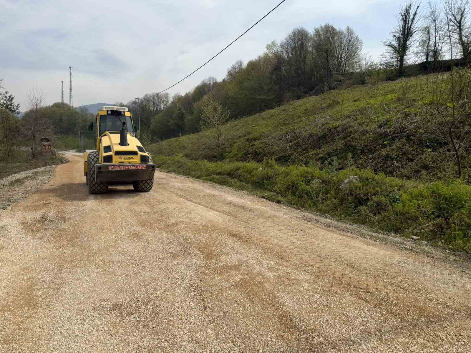 Düzce’de köy yollarında çalışmalar hız kazandı
