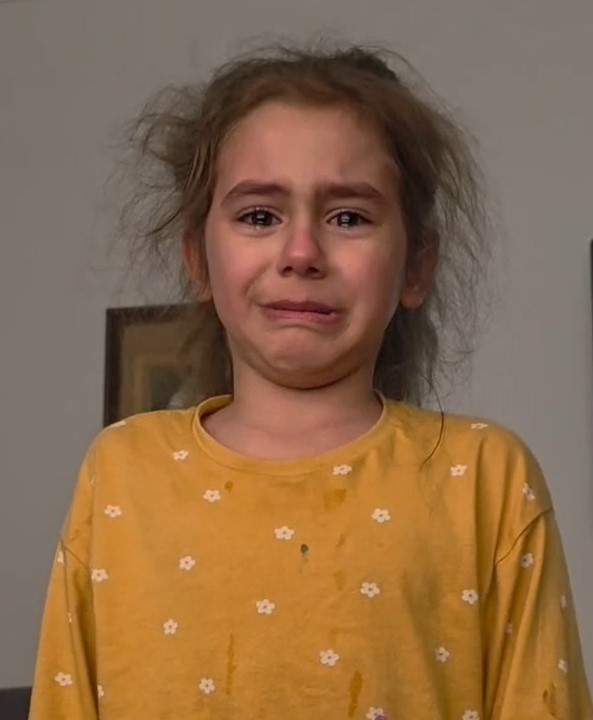 Düzce’de küçük kız İstiklal Marşı’nı hem okudu hem ağladı
