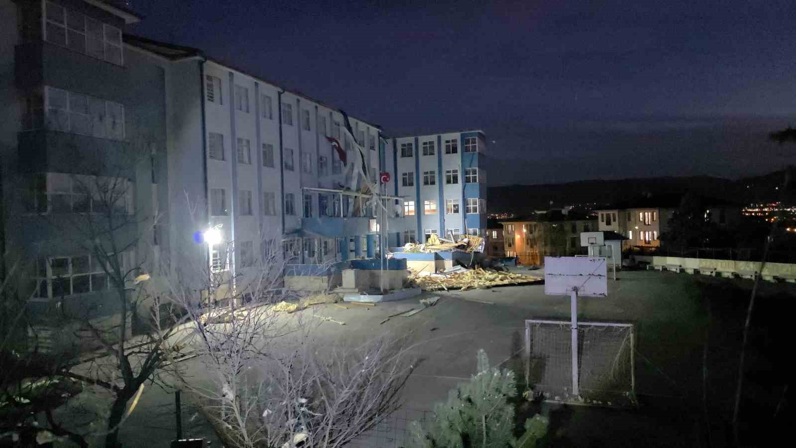 Düzce’de kuvvetli rüzgar okulun çatısını uçurdu
