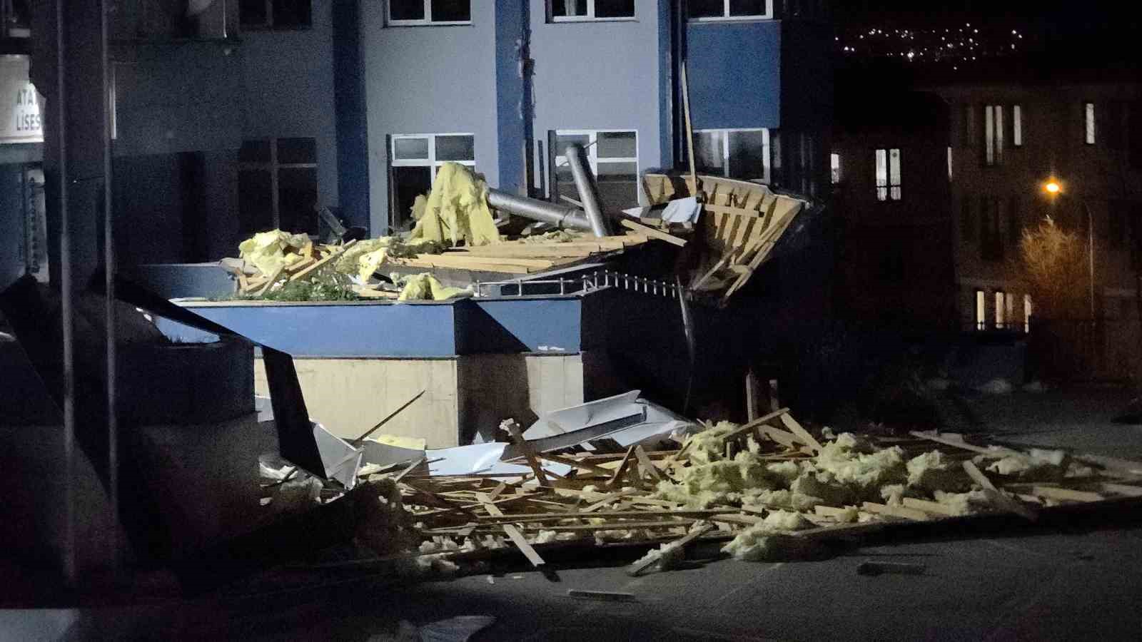 Düzce’de kuvvetli rüzgar okulun çatısını uçurdu
