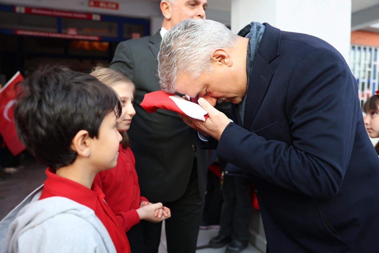Düzce’de öğrenciler ikinci döneme Türk bayraklarıyla başladı
