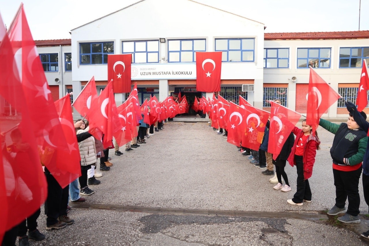Düzce’de öğrenciler ikinci döneme Türk bayraklarıyla başladı

