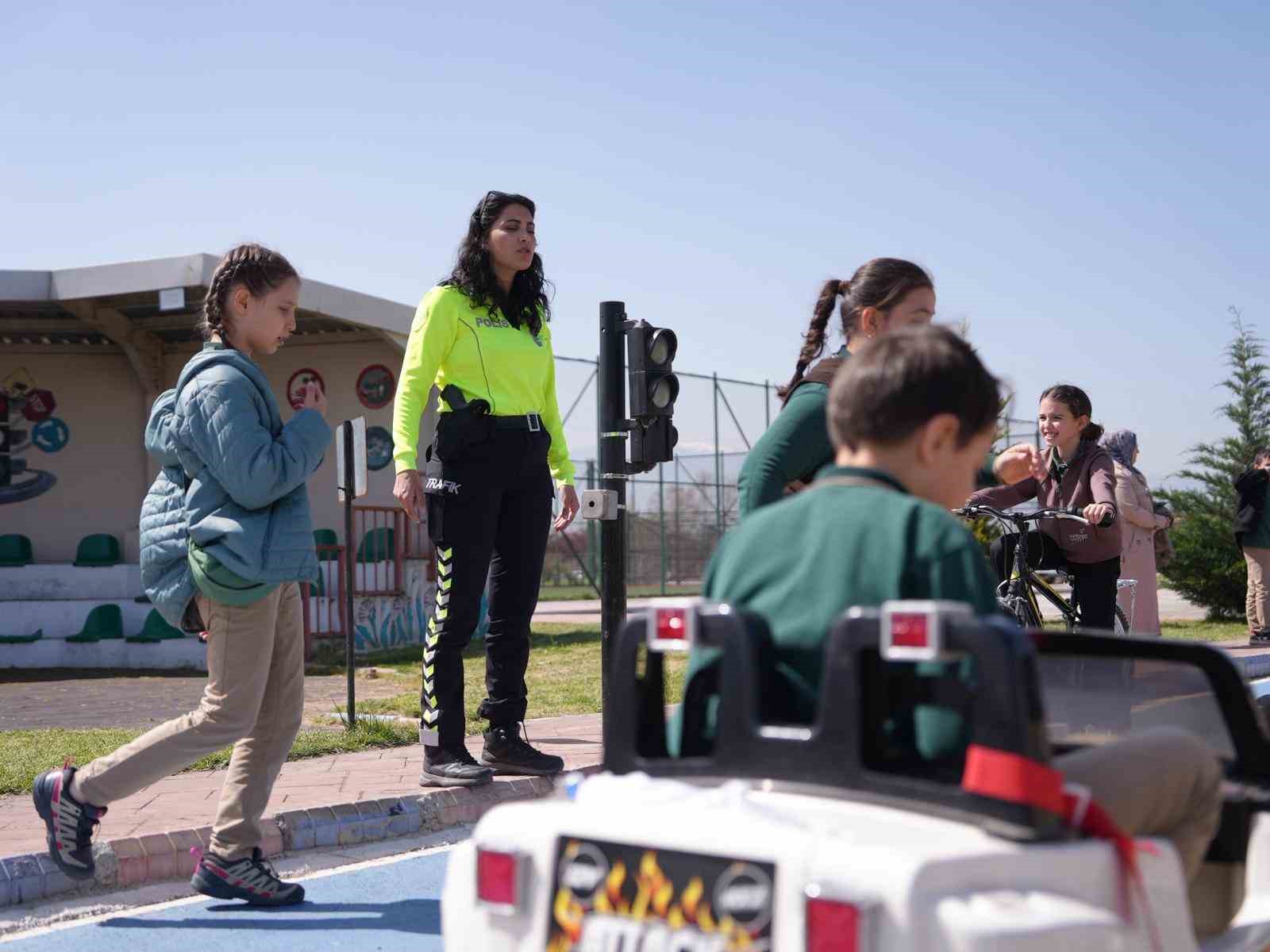 Düzce’de öğrenciler trafik kurallarını yaşayarak öğreniyor

