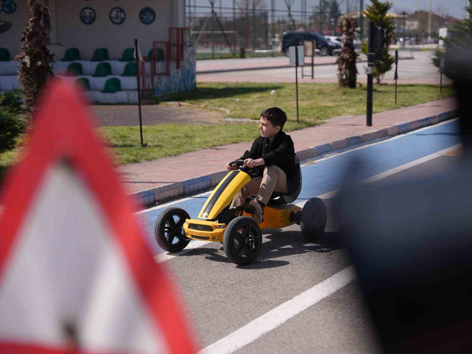 Düzce’de öğrenciler trafik kurallarını yaşayarak öğreniyor
