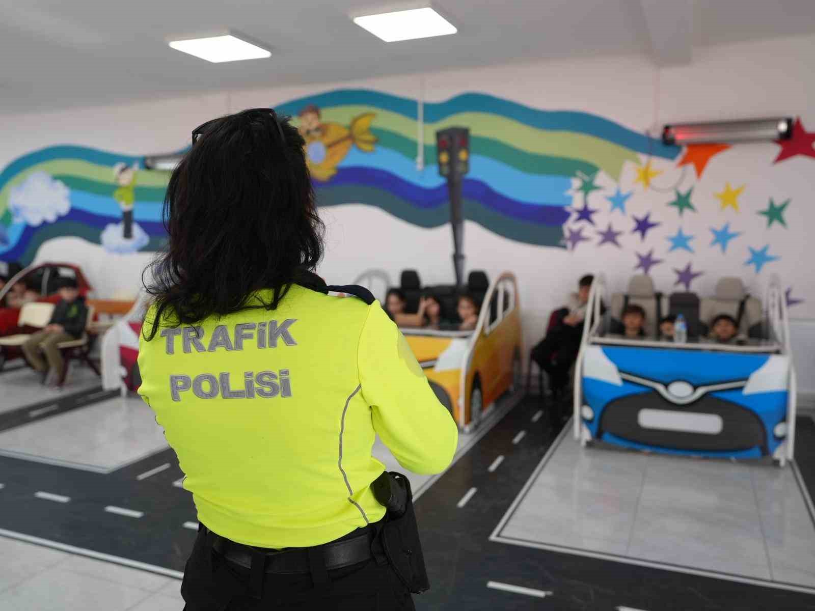 Düzce’de öğrenciler trafik kurallarını yaşayarak öğreniyor
