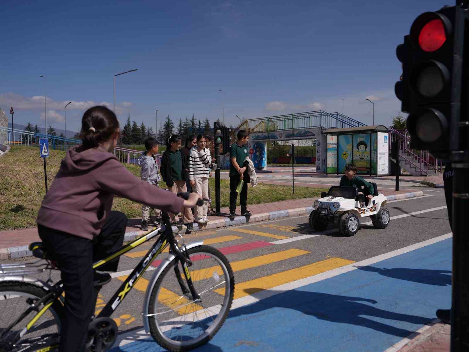 Düzce’de öğrenciler trafik kurallarını yaşayarak öğreniyor
