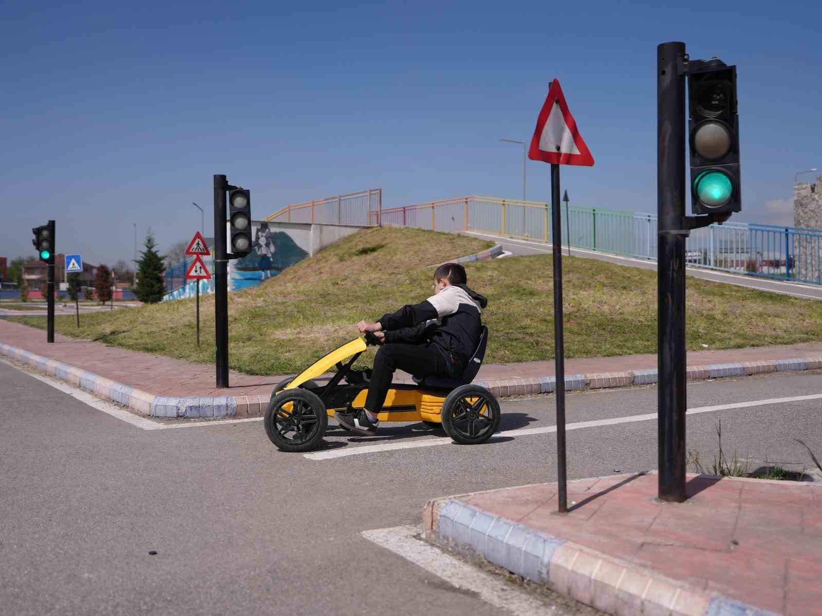 Düzce’de öğrenciler trafik kurallarını yaşayarak öğreniyor
