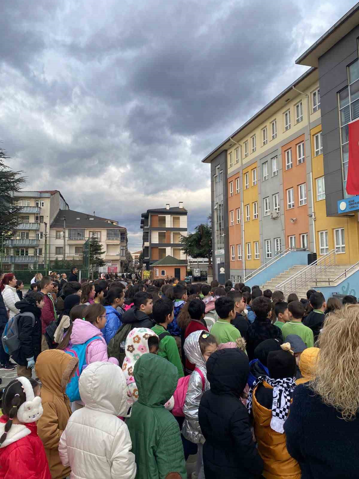 Düzce’de okullarda 6 Şubat depremleri için saygı duruşu
