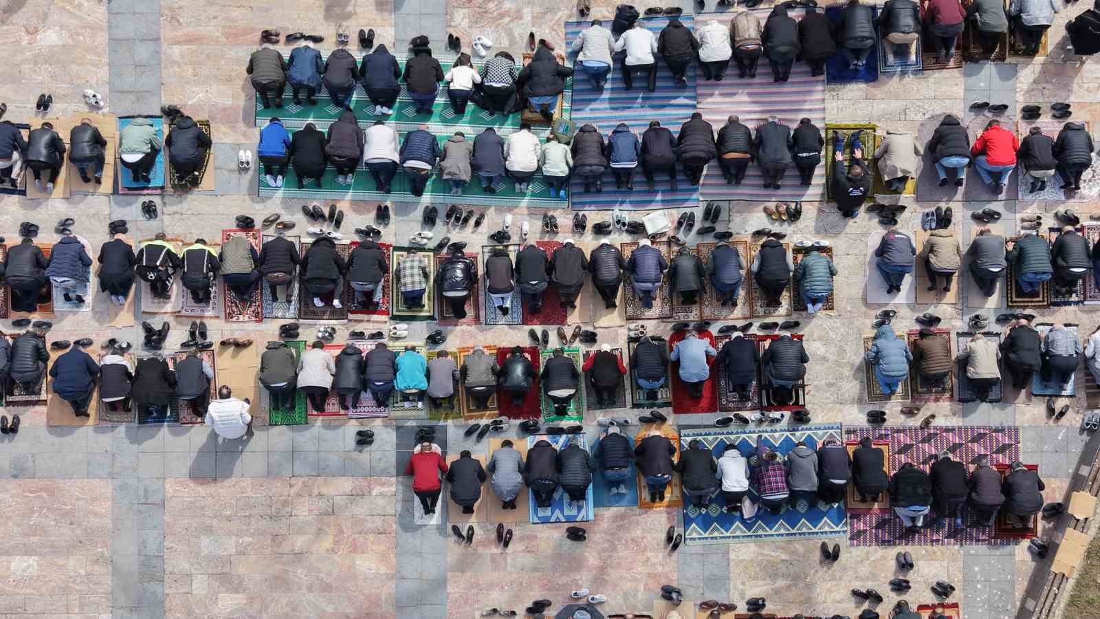 Düzce’de Ramazan bereketi camilere sığmadı
