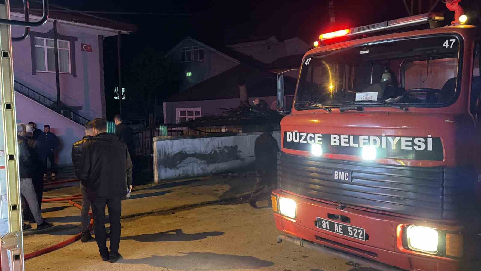 Düzce’de rüzgarın etkisi ile çıkan yangın büyümeden söndürüldü
