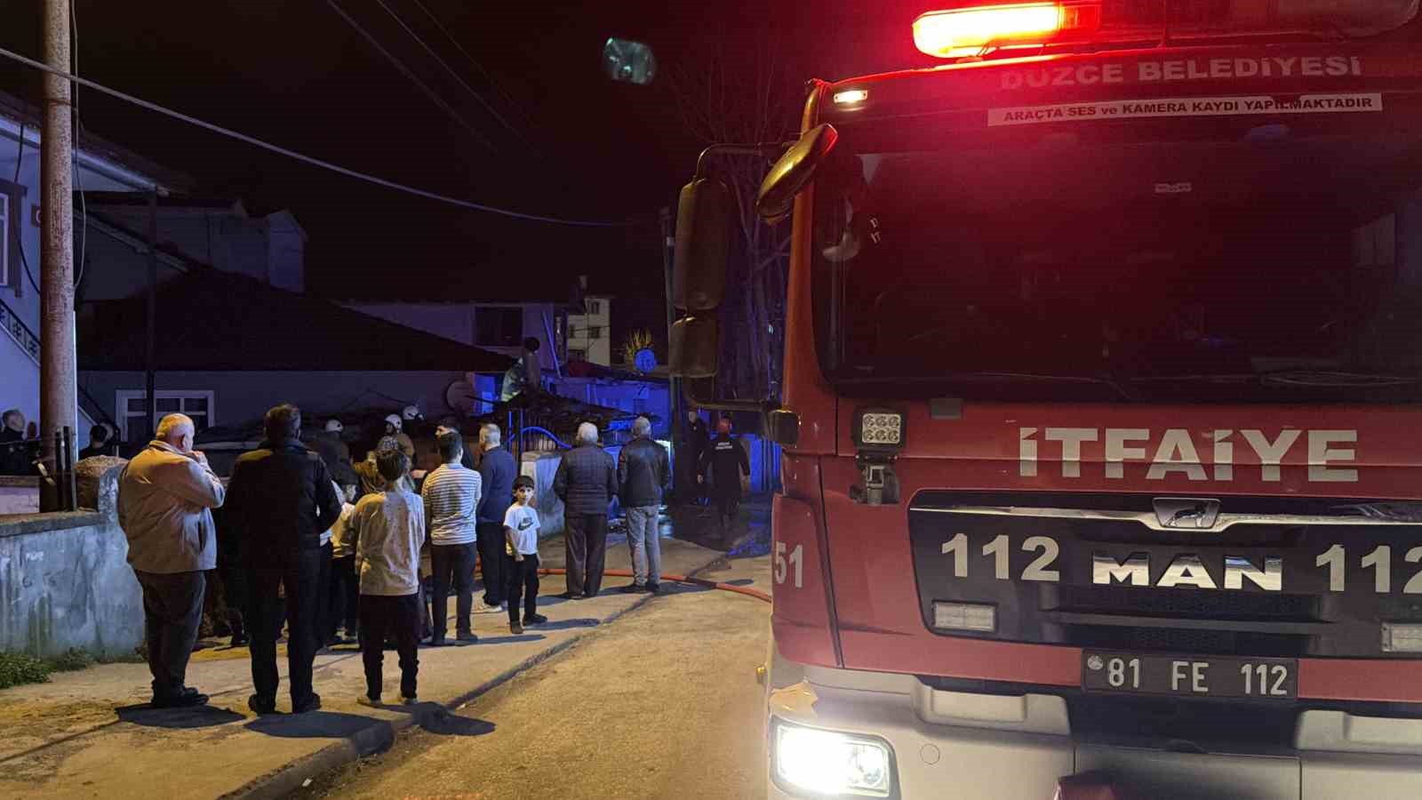 Düzce’de rüzgarın etkisi ile çıkan yangın büyümeden söndürüldü
