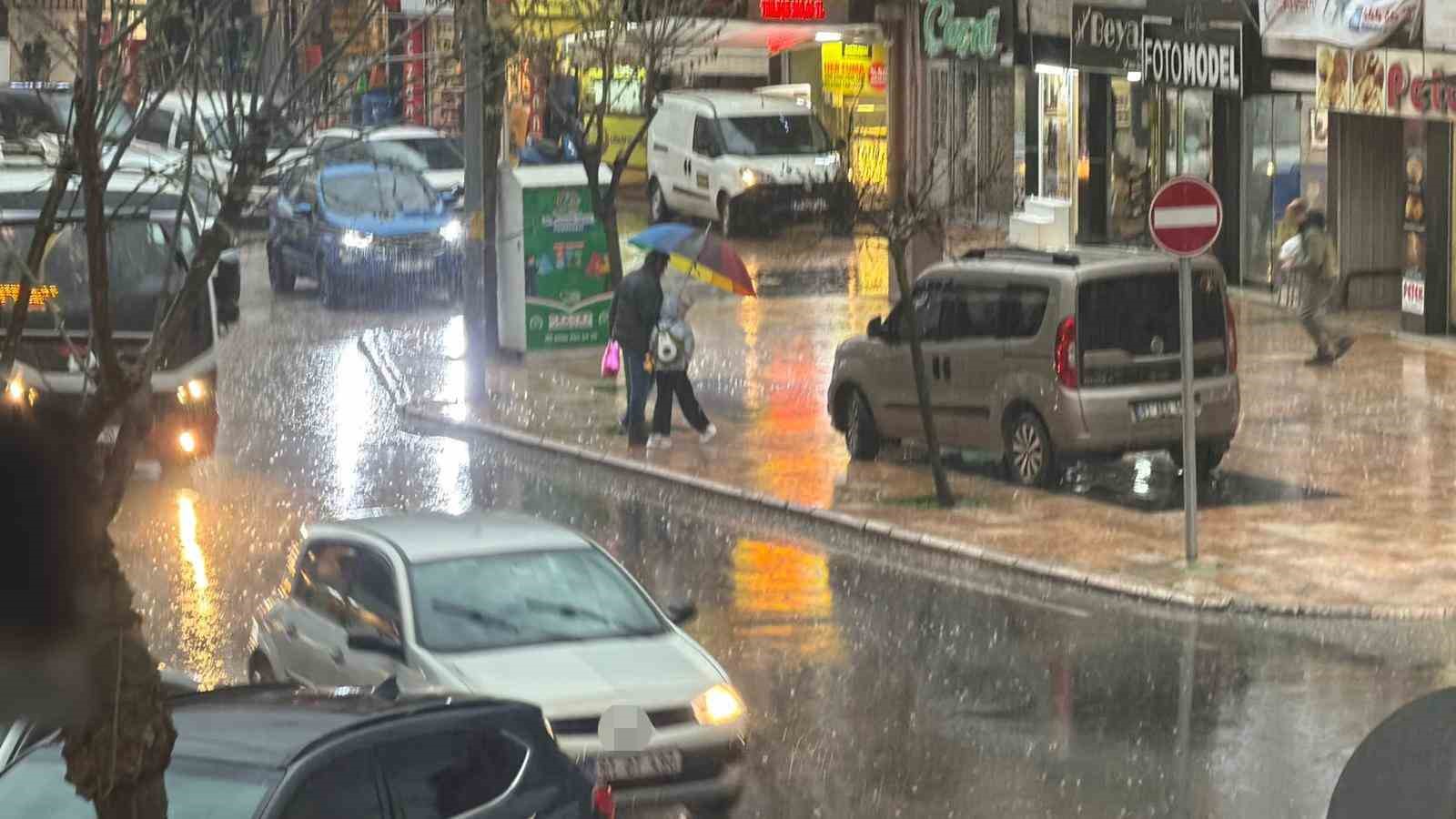 Düzce’de sağanak yağış vatandaşları hazırlıksız yakaladı
