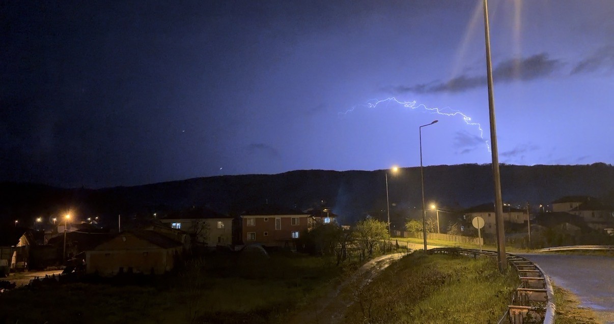 Düzce’de şimşeklerin ardından dolunay mest etti
