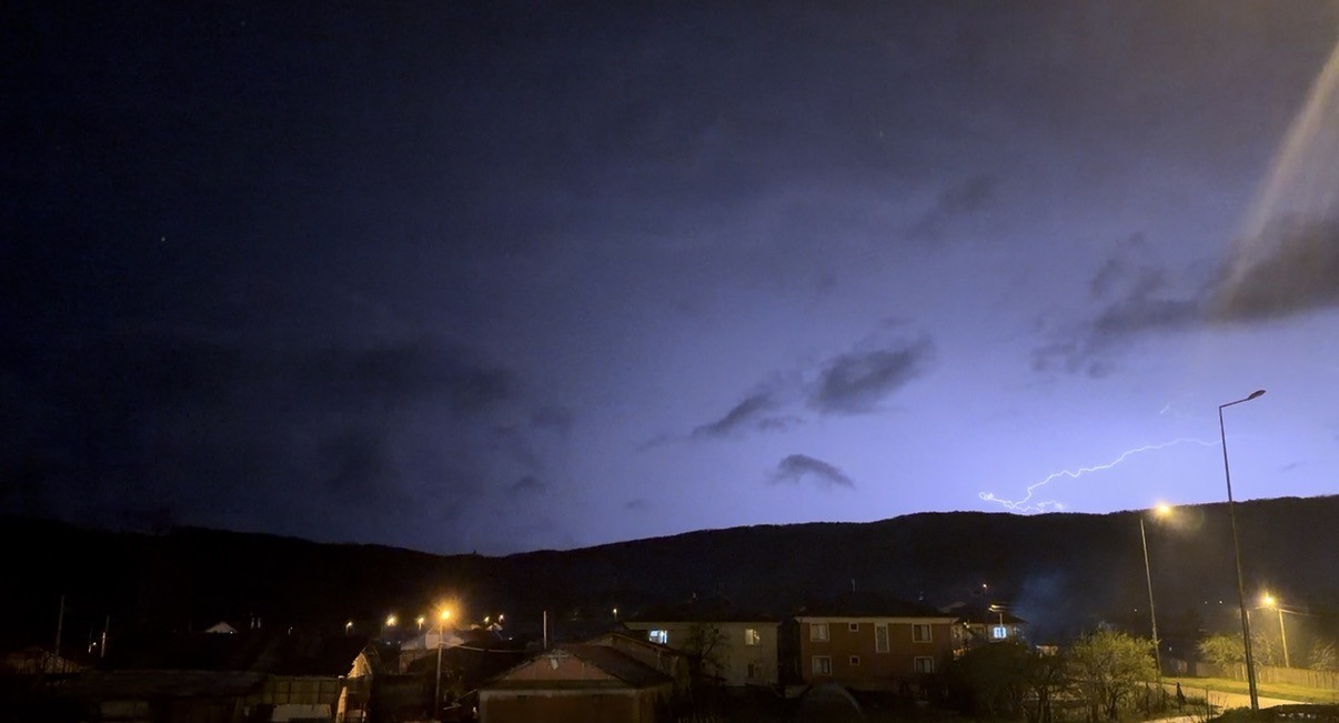 Düzce’de şimşeklerin ardından dolunay mest etti
