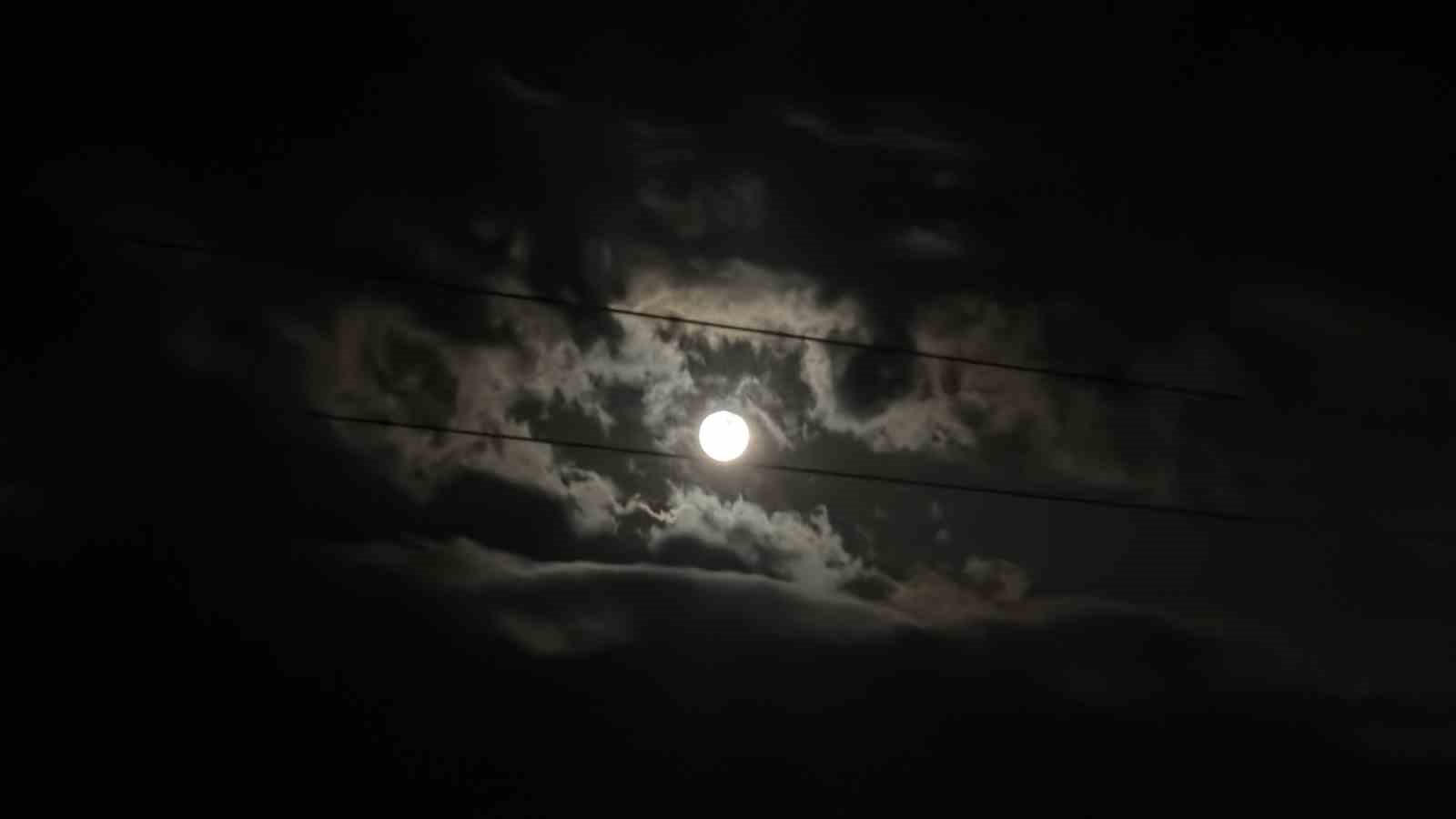 Düzce’de şimşeklerin ardından dolunay mest etti
