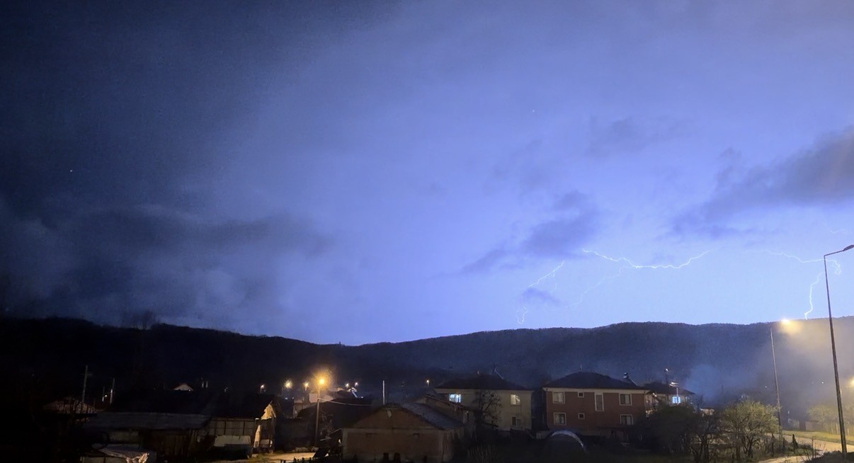 Düzce’de şimşeklerin ardından dolunay mest etti

