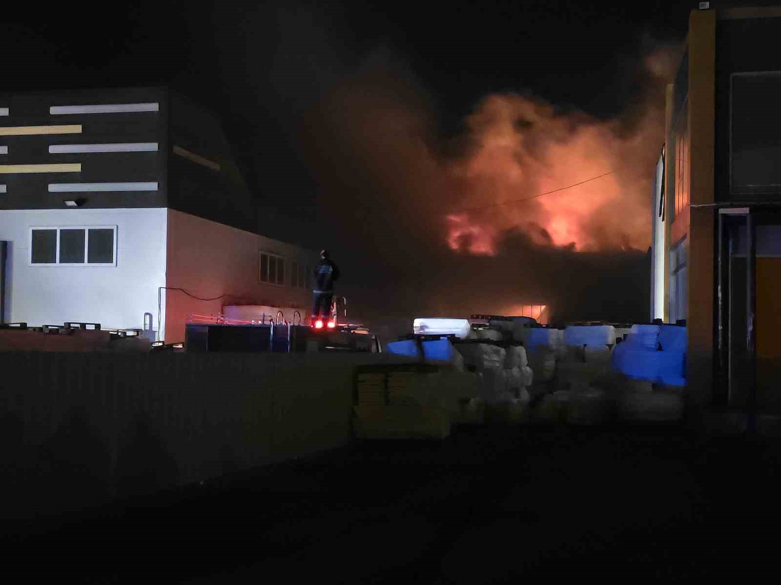 Düzce’de strafor fabrikasında yangın
