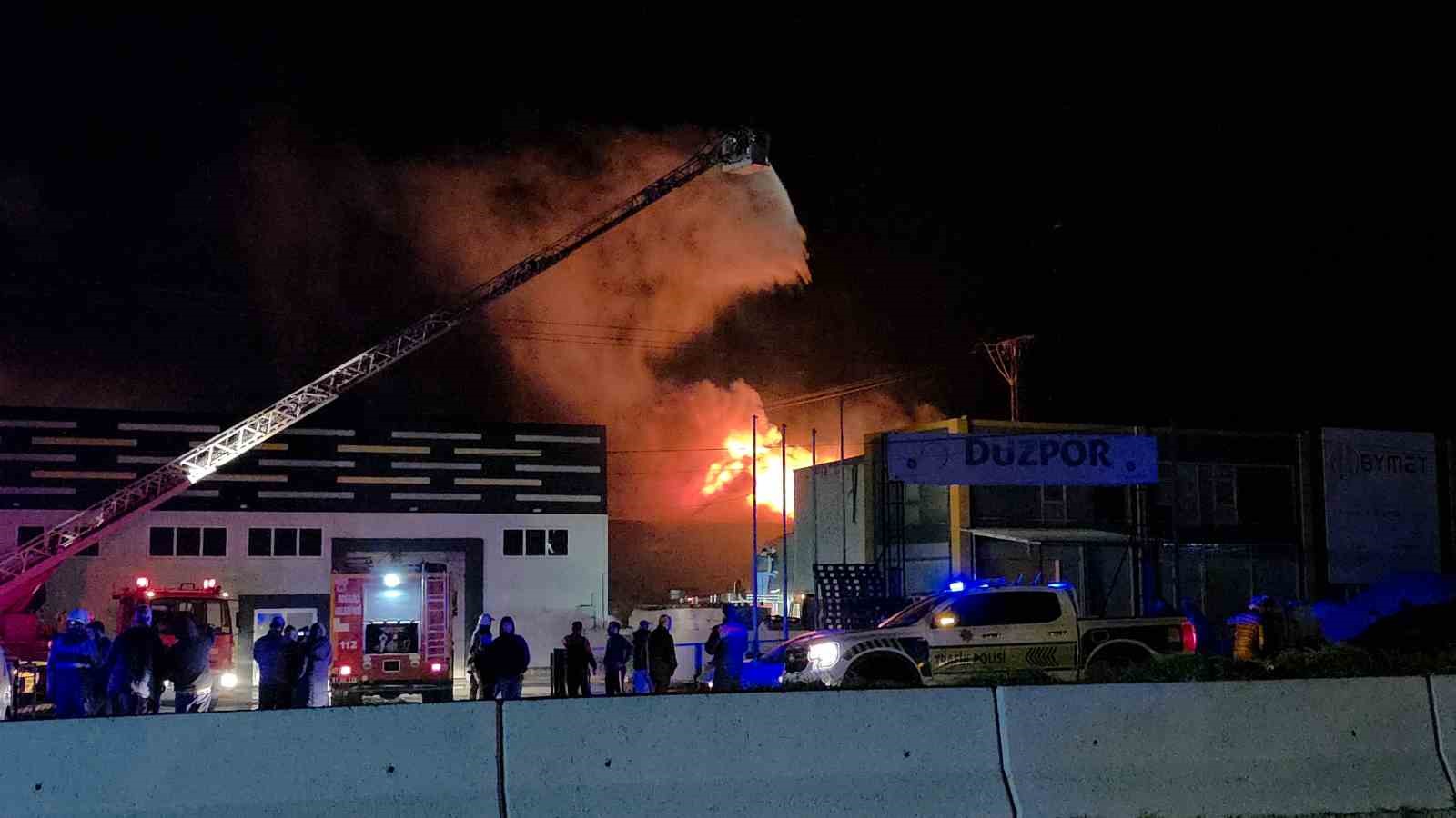 Düzce’de strafor fabrikasında yangın
