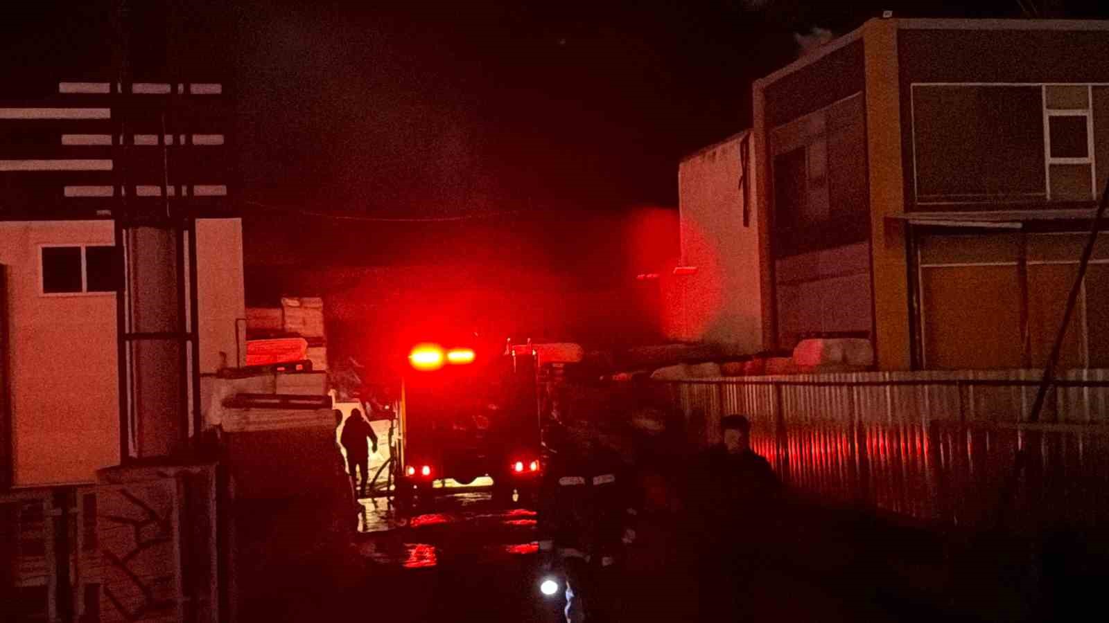 Düzce’de strafor fabrikasındaki yangını söndürme çalışmaları sürüyor
