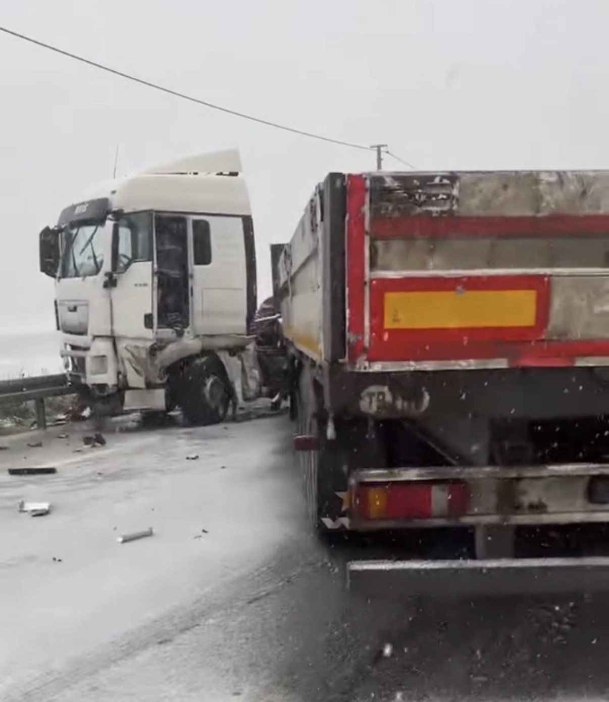 Düzce’de tır makaslaması çevre yolunu kapattı

