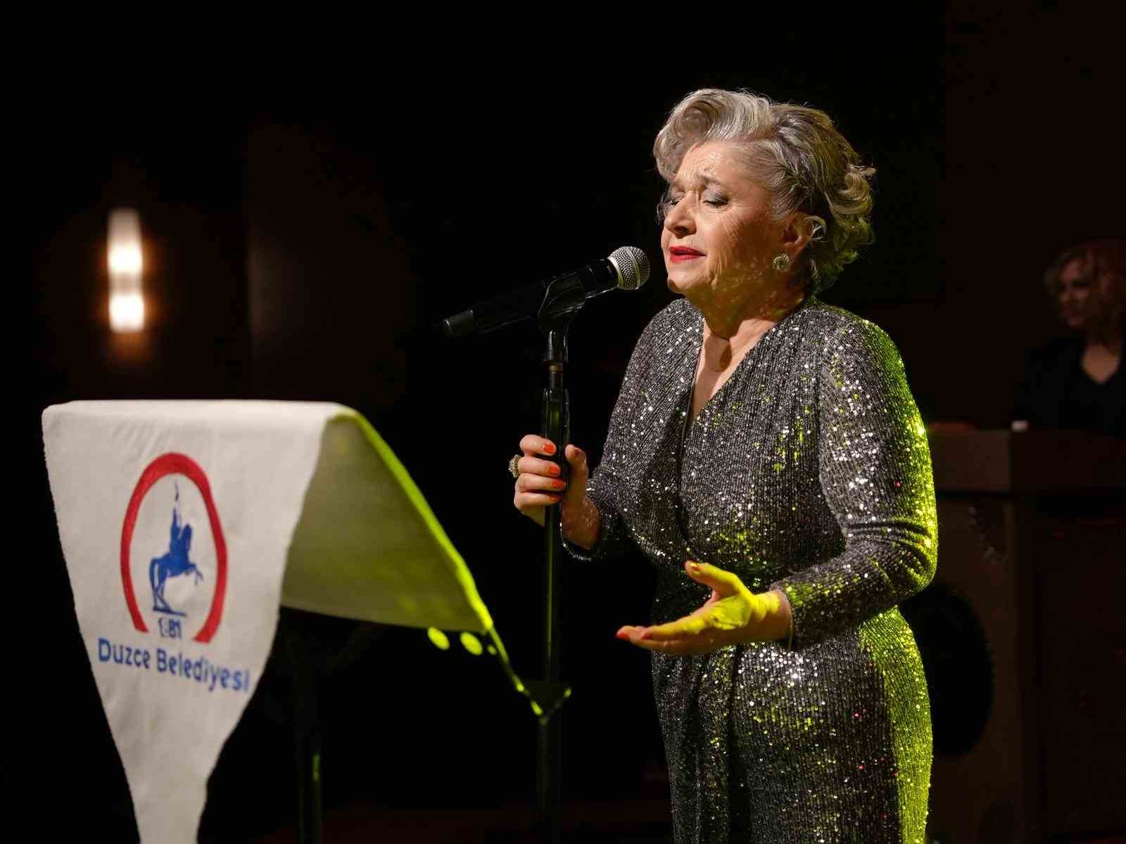 Düzce’de Türk sanat müziği konseri ilgi gördü
Düzce’de Türk sanat müziği konseri ilgi gördü