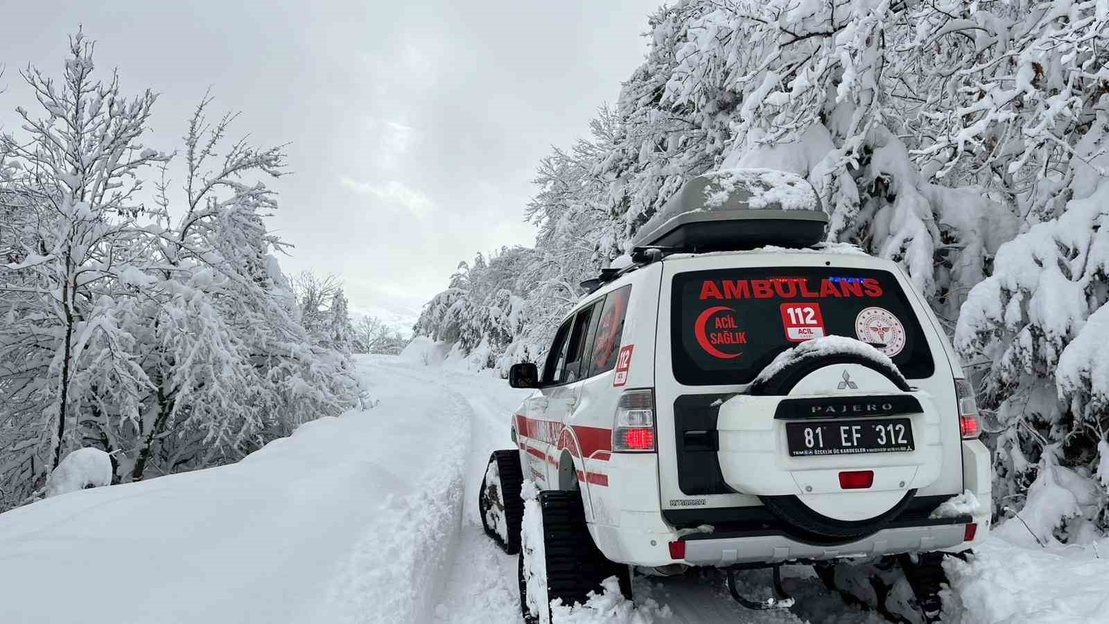 Düzce’de yaşlı hastaya paletli ambulans ulaştı
