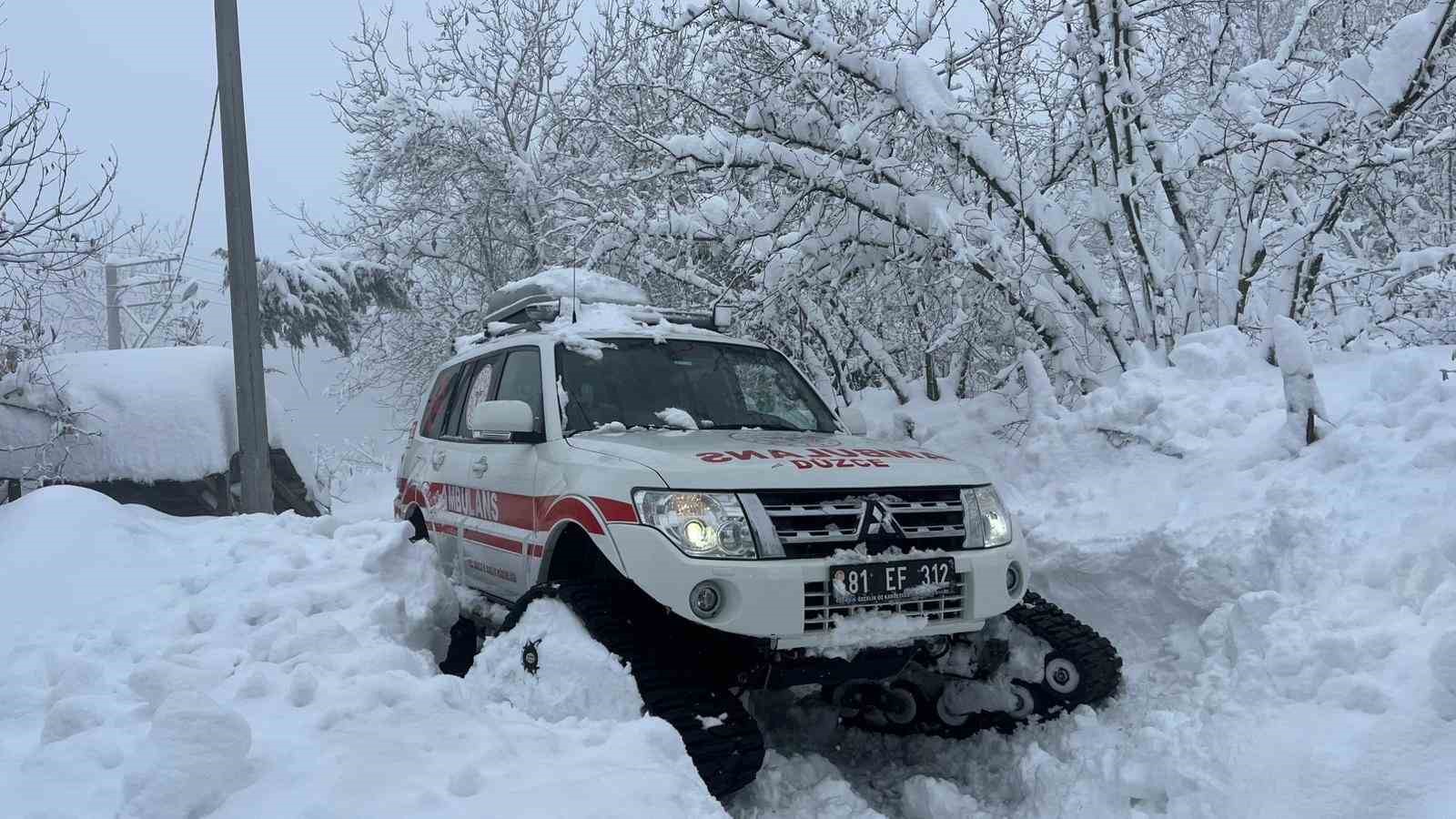 Düzce’de yaşlı hastaya paletli ambulans ulaştı
