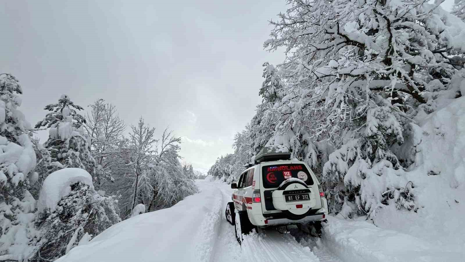 Düzce’de yaşlı hastaya paletli ambulans ulaştı
