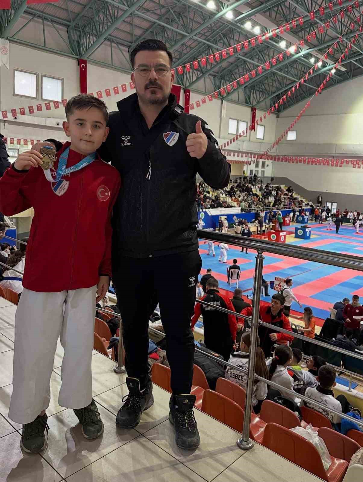 Düzceli karateciler madalyalarla döndü
