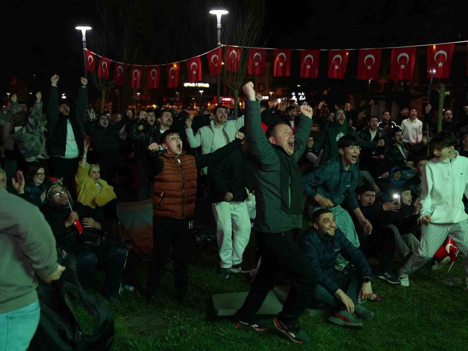 Düzceliler mili maç heyecanını Millet Bahçesi’nde yaşadı
