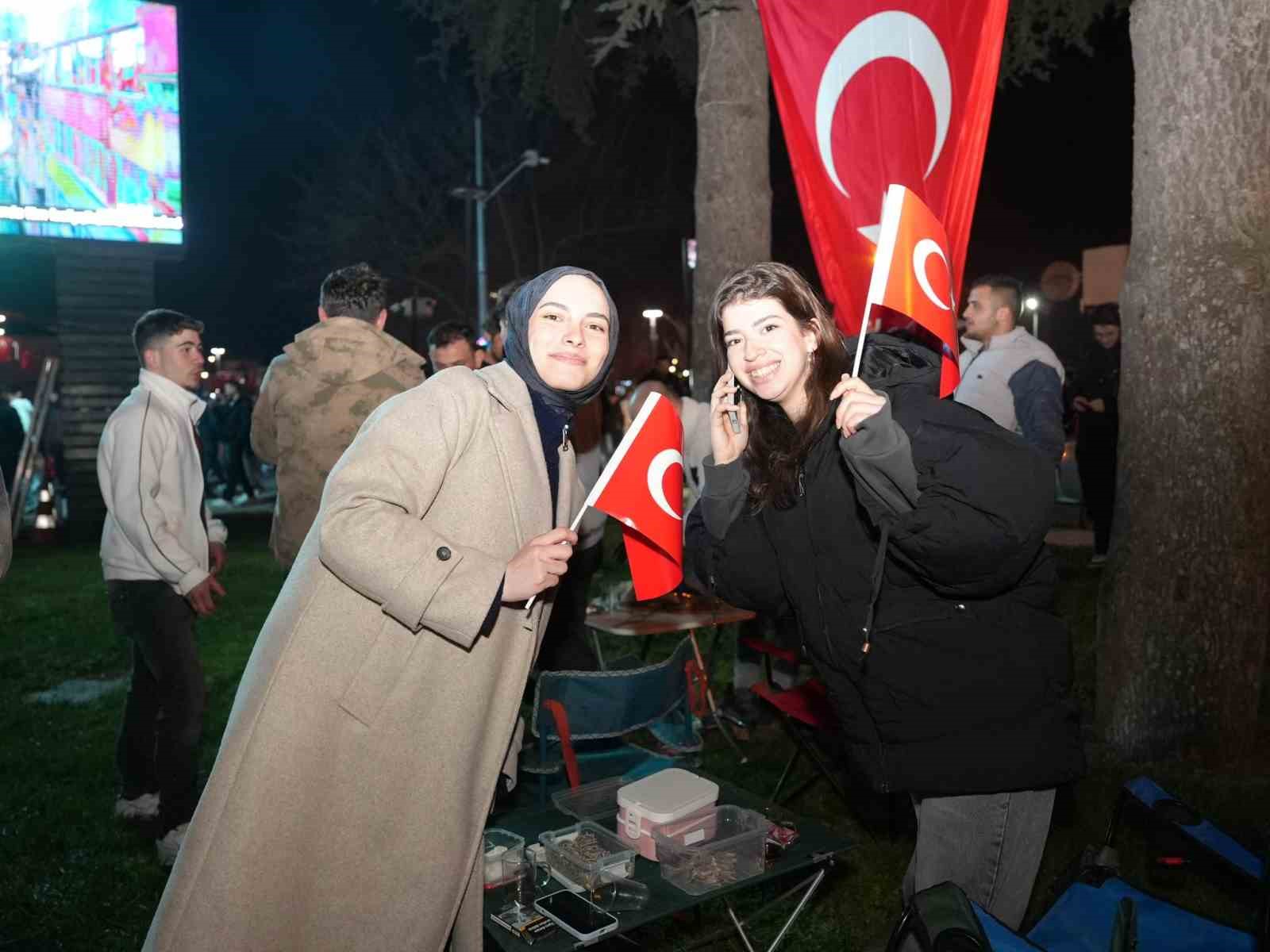 Düzceliler mili maç heyecanını Millet Bahçesi’nde yaşadı
