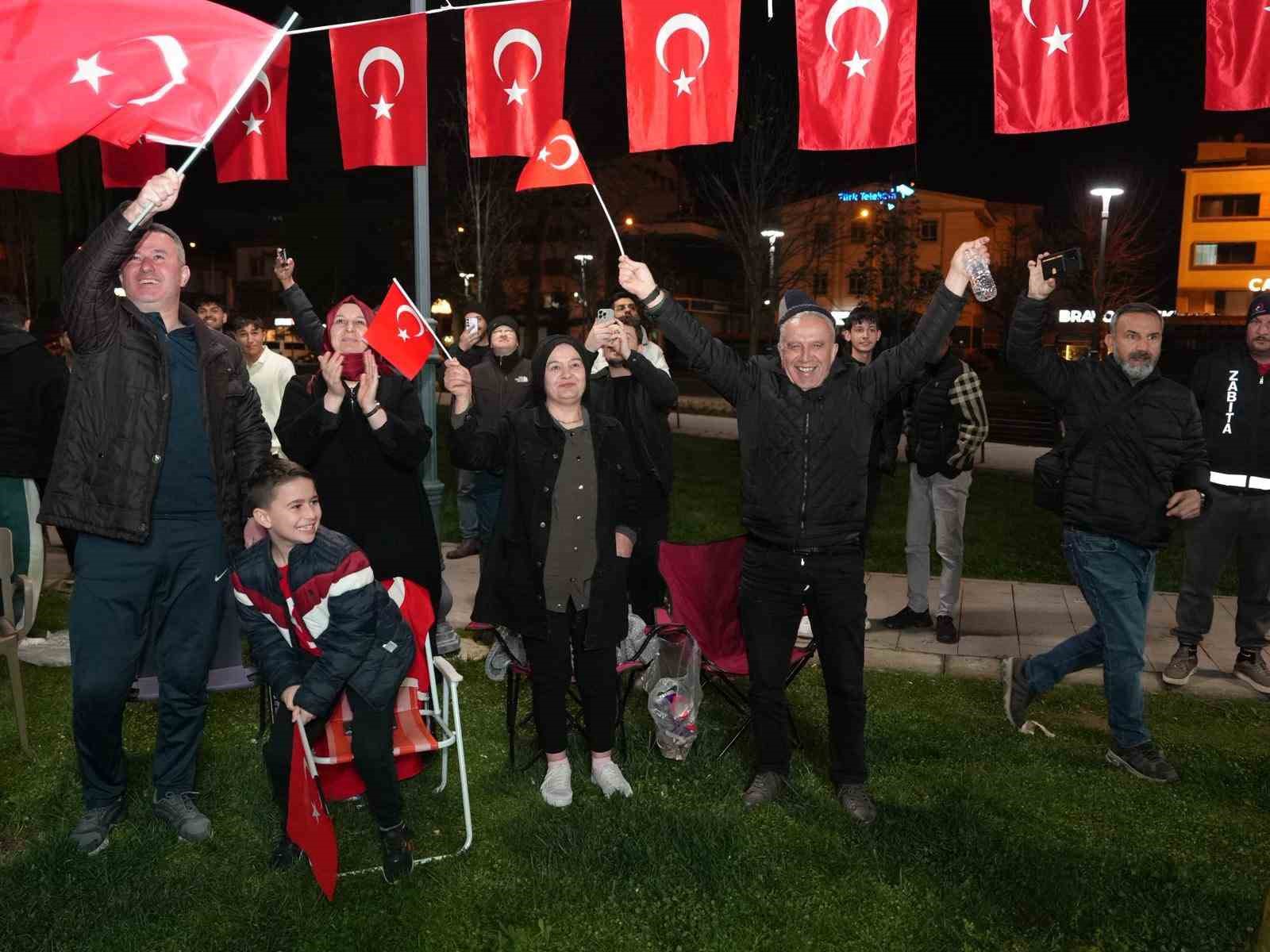 Düzceliler mili maç heyecanını Millet Bahçesi’nde yaşadı
